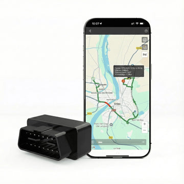 Traceur GPS OBD2 plug and play avec application smartphone affichant la localisation en temps réel et historique des trajets