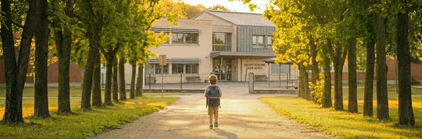 Enfant avec son cartable marchant seul vers l'école - Sécurité et autonomie avec un traceur GPS