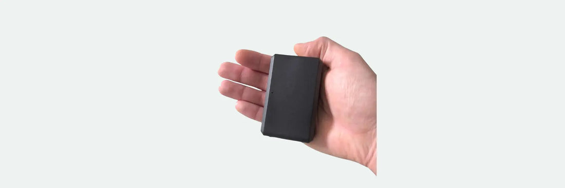 Mini traceur GPS Trackeo Compact tenu dans la main, format poche 77 mm, magnétique sans abonnement