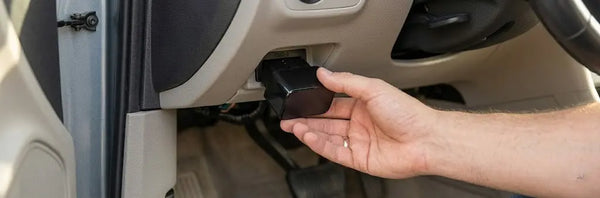 Traceur GPS Trackeo OBD branché sur prise OBD2  voiture - application gratuite à vie