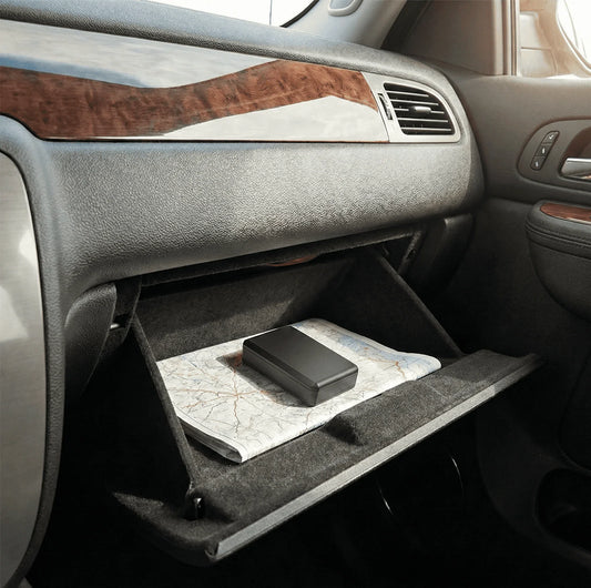 Traceur GPS rangé dans la boîte à gants d'une voiture - emplacement discret pour localisation véhicule