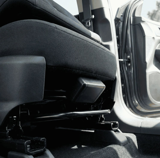 Traceur GPS magnétique fixé sous le siège passager d'une voiture - emplacement discret et invisible