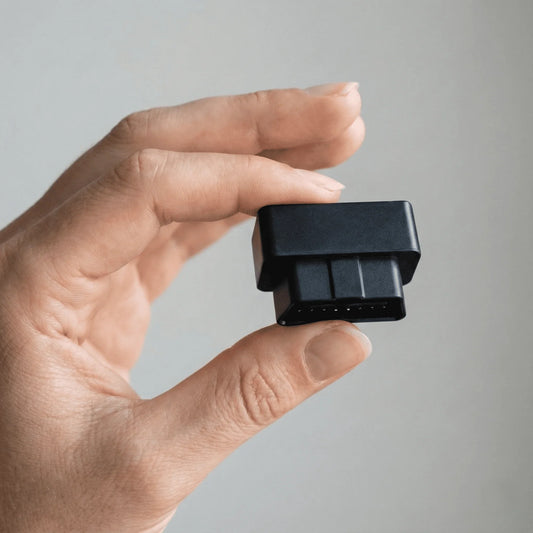 Main tenant un traceur GPS OBD2 ultra compact entre deux doigts - format mini plug and play